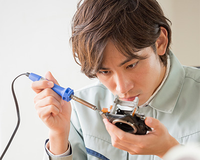 組立作業をする男性技術者